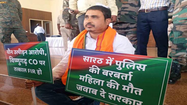 आजसू विधायक ने दिया सदन के बाहर धरना, विष्णुगढ़ सीओ पर की कार्रवाई करने की मांग